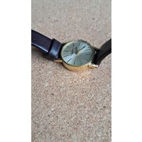 Золотые женские часы Longines.