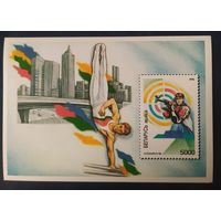 Беларусь 1996 Блока Олимп.игры в Атланте, цвет высотных зданий зеленоватый, двойная печать черной краской на марке, (дата 1996 и Атланта 96) изображение с тенью, номинал жирный и нули соприкасаются.