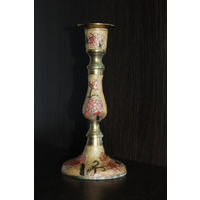 Латунный подсвечник с эмалевым, цветочным узором, на одну свечу.