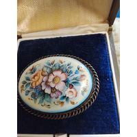 Брошь с финифтью.