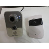 Камеры, 2 шт., HIKVISION и TP-LINK. Рабочее состояние. Подзарядное устройство - 1 штука, подходит к обеим камерам.