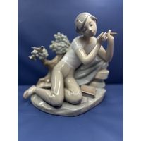 Статуэтка Девушка с флейтой и книгой Урок игры на флейте Фарфор, подглазурная роспись. 1980-е г. Испания. Клеймо: Фабрика LLADRO
