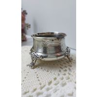 Серебряная солонка на красивых ножках. Гравировка