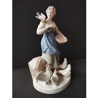 Статуэтка фарфоровая Девушка кормит кур, высота 23.5 см. Германия