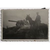 Подбитый советский средний танк Т-34-76, немецкий всадник.