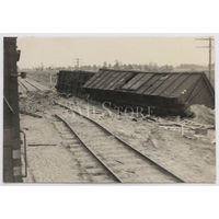 Партизанская война. Подорванные рельсы и спущенный под откос немецкий поезд.