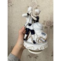 Танцующая пара фарфор