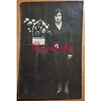 1920-е Открыточный формат дама с цветами студийное фото типажи ретро