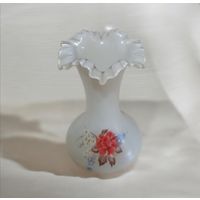 Ваза Чехословакия,  фестончатый край, молочное стекло