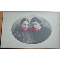 1922 Открыточный формат подруги типажи ретро студийное фото