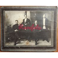 1913 Музыканты гармонь юноши студийное фото на картоне типажи ретро