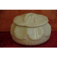 Шкатулка фарфоровая (  высота 7,5  см , диаметр 12 см )  целая