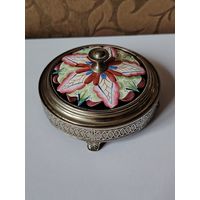 Шкатулка-Пудреница Ленэмальер с эмалями СССР