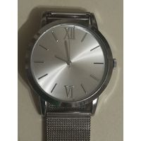 Часы женские  кварцевые и металлический плетеный браслет .