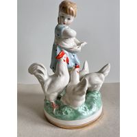 СТАТУЭТКА ФАРФОРОВАЯ "ДЕВОЧКА КОРМИТ КУР". МФФЗ (МИНСК). КРУГЛОЕ КЛЕЙМО. РАННИЙ ВЫПУСК. СМ.ФОТО, ОПИСАНИЕ.