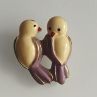 Брошь винтажная " Птички -подружки"  Пластик. Старая Германия. 5х3,3 см.