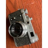 Первая модель "ФЭД-3"-более редкая, 1962-1965,  "уступом". Очень похож ещё на "ФЭД-2".