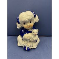Статуэтка фарфор девочка с котиком