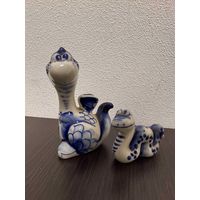 Фарфоровые статуэтки дракон и маленькая змейка с росписью гжель .