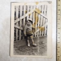 Фотография. Малыш у забора. Ретро СССР. 1960-е.