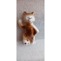 КОЛЛЕКЦИОННАЯ ФАРФОРОВАЯ СТАТУЭТКА МИШКА ОЛИМПИЙСКИЙ ФУТБОЛИСТ  СССР ОРИГИНАЛ  .  Распродажа Коллекции !!! . Экспресс  Аукцион с рубля без МПЦ   .Много лотов в продаже .