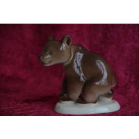 Статуэтка фарфоровая  "  Медведь "  ЛФЗ     ( целая )