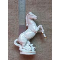 Фарфоровая статуэтка Конь