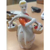 Статуэтка, фарфоровая. Девушка с грибами (Девушка с коромыслом). Автор: Н. Ф. Бобик и Т. Н. Шуляк ЗХК Полонное. 1956-1972 СССР