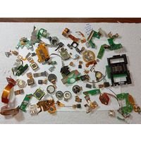 Разные позолоченные части мобильных телефонов и компьютеров . 100 грамм .