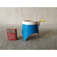 Детская ручная механическая музыкальная игрушка "Шарманка". СССР, вторая половина прошлого века.