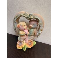 Декоративная статуэтка вязаных мишек Тедди.