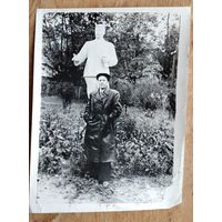 Фото из СССР. На фоне гипсового Сталина. 1950-е. Пермь. 9х12 см.