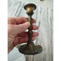 Старинный подсвечник,не частой формы.с рубля