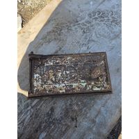 Старинная печная дверца с маленькой колесницей