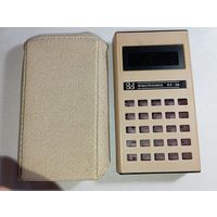 Винтажный карманный калькулятор электроника БУ - 26 , популярный в 1981 году. В чехле .