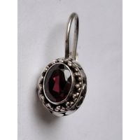 Серьга серебро с гранатом, одна штука