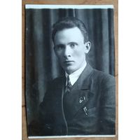 Фото юноши со знаком ОСОАВИАХИМа - студента Учительского института в Рогачеве. 1939 г. 7х11 см.