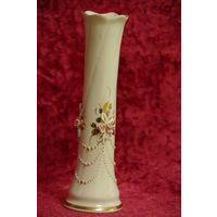 Ваза ( вазочка)  фарфоровая  19,5 см    целая
