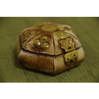 Шкатулка натуральная кость (  6,5 х 6,5 см , высота 3,5 см )