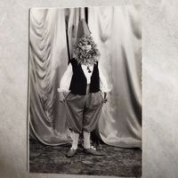 Фотография. История СССР. Костюмированное фото. Карабас Барабас или гном. Школьница СССР.