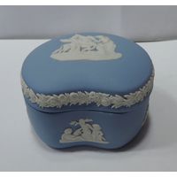 Шкатулка фарфоровая с крышкой фирмы Wedgwood 40-50-е годы Англия. Высота 5.5 см. Размер 7-8 см.