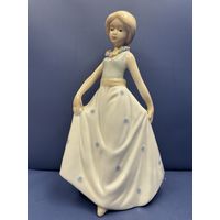 Статуэтка фарфор девочка