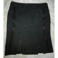 Чёрная юбка из плотной ткани, на подкладке, с разрезами внизу, по бокам ремешки регулирующие посадку на талию или бедро. Размер44-46, может42 с регулировкой ремешков.