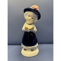 Статуэтка фарфор девочка с книгой