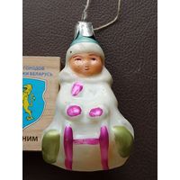 Ёлочная игрушка "МАЛЬЧИК НА САНКАХ", стекло, подвес. (СССР, 1950-1960 гг.).