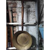 Латунная сковорода с ручкой