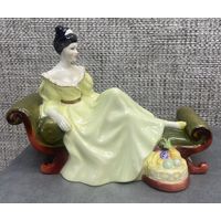 Фарфоровая статуэтка Дама на диване,  ROYAL DOULTON Англия 1972 год. 21 х 16 см