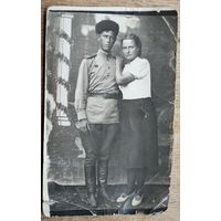 Фото старшего сержанта с женщиной. Нашивка за ранение. 6х9 см.