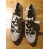 Красивые кремовые туфли на 37 размер примерно, на шнуровке. Длина стельки примерно 25 см, высота каблука 9 см. Размер указан 240. Покупала в Германии. Носила только дома, не мой размер все таки.