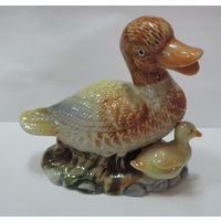 Статуэтка фарфоровая "Утка с утёнком" 70-80-е годы Европа. Высота 10.5 см.